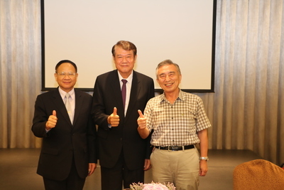 第五屆監事會召集人刁建生、第六屆會長何煖軒、監事會召集人黎文明合影留念